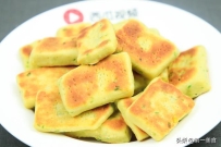 1把小葱，2个鸡蛋，放入面粉一搅，快速做酥脆咸香的香葱饼干