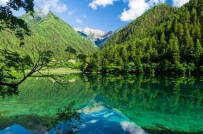 现在旅游太贵了，出趟门任意都是几千上万，我们该放弃旅游吗?