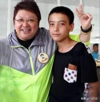 贵州缆车失事，两岁孤儿幸存，被韩红收养23年：妈妈笑了，天亮了