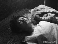 大爷在河滩救了一个赤身裸体的姑娘，她的遭遇让人颤动和愤怒