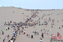 甘肃敦煌夏季沙漠旅游热