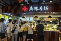 小伙为寻找美食日走3万步
