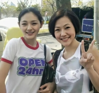 小S太高调了！带7人现身厦门旅游，婆婆稀有陪伴，站大堂心情抢镜
