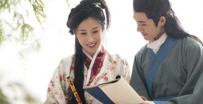 书生嫌妻老，出上联：荷败莲残，落叶归根成老藕，老婆下联成经典