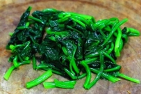 菠菜配什么最好吃？分享4种差异做法，鲜甜不涩口，顿顿吃光盘